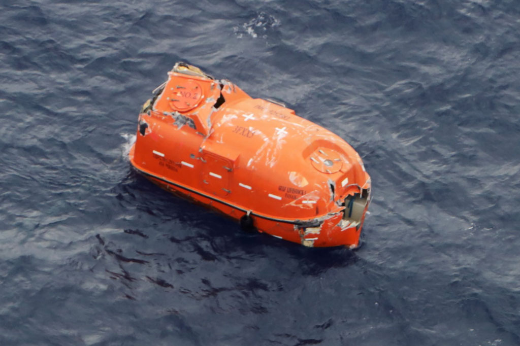 Petugas juga menemukan sebuah sekoci dalam keadaan rusak tanpa penumpang. 