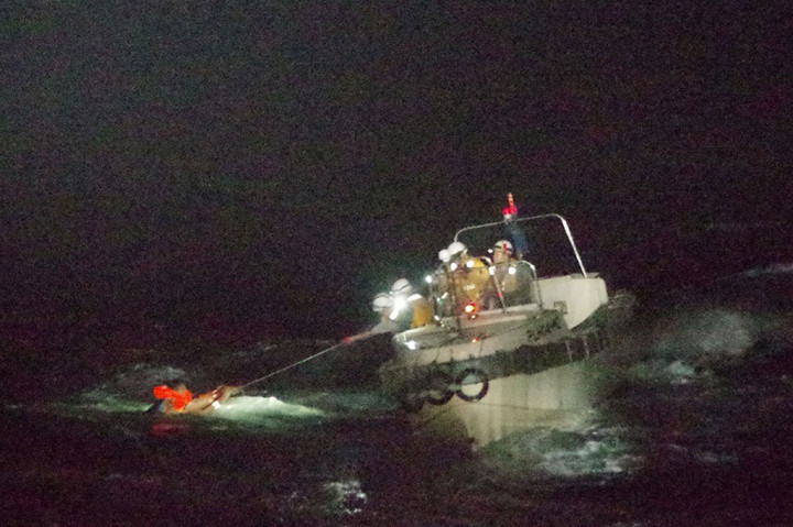 Korban pertama yang selamat dari kapal, seorang kepala perwira Filipina berusia 45 tahun, mengatakan kepada tim penyelamat bahwa dia telah mengenakan jaket pelampung dan melompat ke laut setelah pengumuman peringatan di atas kapal.