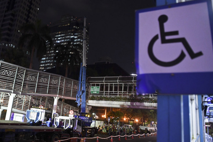 Proses pembongkaran JPO akan dilakukan oleh PT MRT Jakarta secara bertahap. Hal itu agar tidak mengganggu masyarakat yang melintas di sekitar lokasi dan pelanggan yang ingin menggunakan layanan TransJakarta di Halte BI