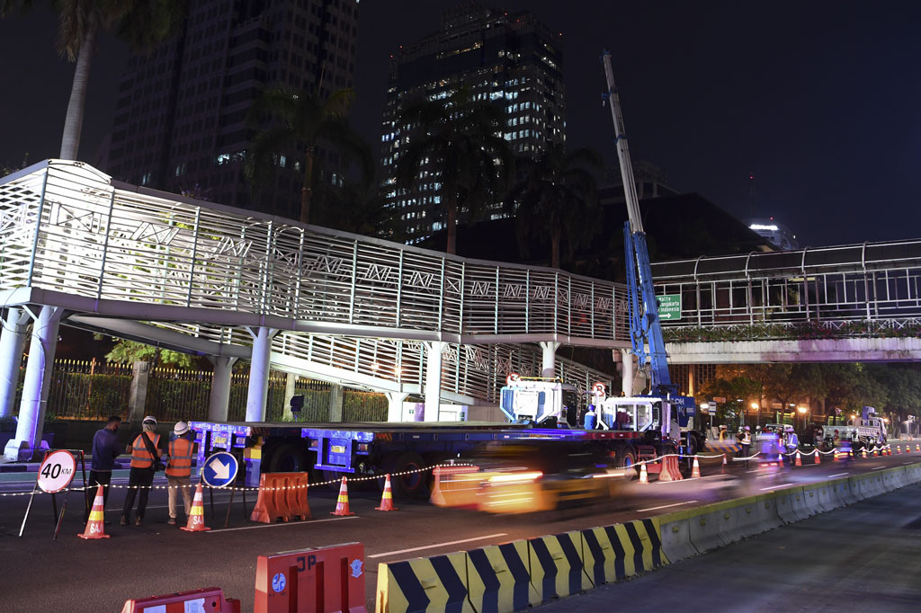 JPO dan Halte Bank Indonesia akan dibongkar pada 4-20 September sebagai tahap persiapan konstruksi pembangunan Stasiun Thamrin MRT Jakarta fase II dan akan digantikan dengan 'pelican crossing' dan halte sementara.