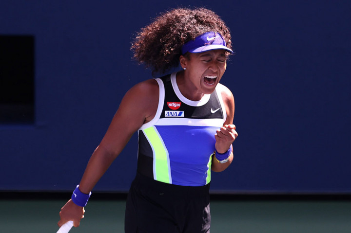 Pemenang dua kali Grand Slam Naomi Osaka melakukan selebrasi usai memastikan diri melangkah ke babak 16 besar US Open (AS Terbuka) 2020 setelah harus bertarung tiga gim untuk mengalahkan petenis Ukraina berusia 18 tahun Marta Kostyuk.