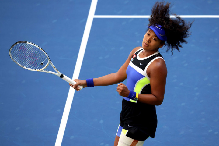 Pemenang dua kali Grand Slam Naomi Osaka melakukan selebrasi usai memastikan diri melangkah ke babak 16 besar US Open (AS Terbuka) 2020 setelah harus bertarung tiga gim untuk mengalahkan petenis Ukraina berusia 18 tahun Marta Kostyuk.