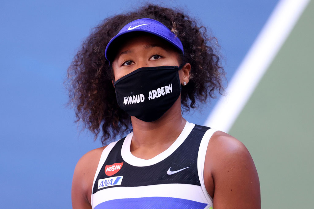 Osaka, seorang aktivis melawan rasisme dan kebrutalan polisi, mengenakan masker berbeda untuk menghormati korban ketidakadilan sosial sepanjang turnamen. Saat melawan Kostyuk, Osaka mengenakan masker bertuliskan nama Ahmaud Arbery, seorang pria kulit hitam tak bersenjata yang ditembak mati saat jogging di Kota Brunswick, di Georgia selatan, pada Februari silam.