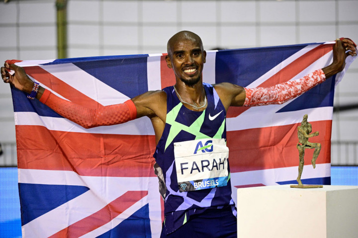 Pelari dari Inggris Mo Farah melakukan selebrasi usai menjadi yang tercepat pada lomba lari satu jam pada Brussels Diamond League di The King Baudouin Stadium, Brussels, Jumat, 4 September 2020 waktu setempat.