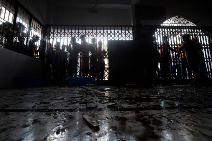 Para jemaah sedang menunaikan salat pada Jumat, 4 September 2020 malam waktu setempat, saat ledakan tiba-tiba terjadi dan memicu bola api di masjid di distrik Narayanganj.