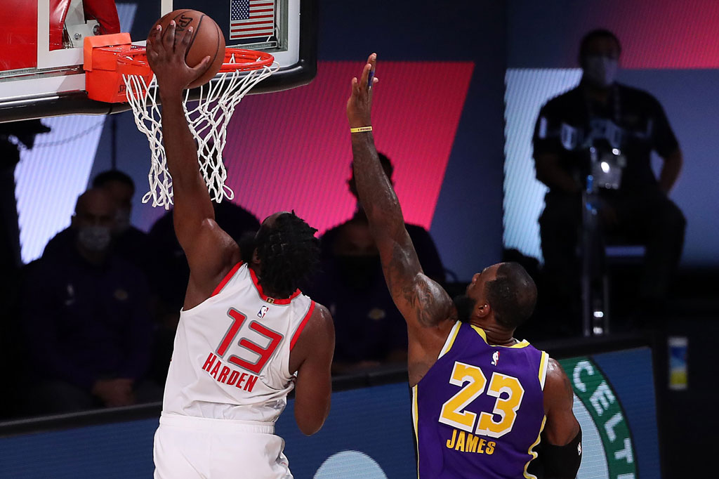 Harden mengkonversi 12 tembakan menjadi poin dari 20 upaya tembakan dua angka serta sukses melesakkan bola ke keranjang dari tembakan tiga angka.