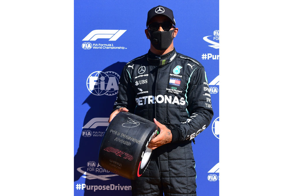 Pembalap Inggris Lewis Hamilton memperoleh penghargaan setelah meraih pole position ke-94 pada sesi kualifikasi Formula 1 Grand Prix Italia di Sirkuit Autodromo Nazionale, Monza, Sabtu, 5 September 2020 malam WIB.