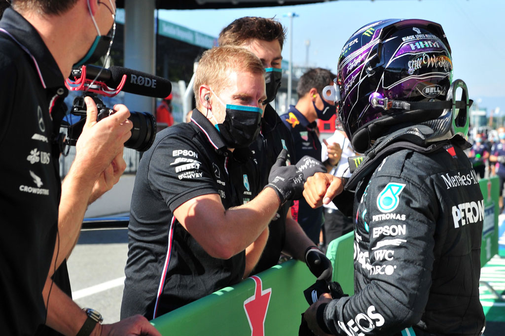 Pada sesi kualifikasi, Sabtu, 5 September 2020 malam WIB, Hamilton mencatatkan waktu tercepat 1 menit 18,887 detik, unggul 0,069 detik atas rekan setimnya Valtteri Bottas. 