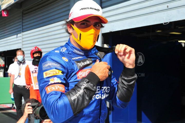 Sementara itu di urutan ketiga secara mengejutkan ditempati oleh pembalap McLaren Carlos Sainz dengan selisih waktu 0,8 detik di belakang Hamilton. Pembalap Racing Point Sergio Peres menempati urutan keempat, disusul Max Verstappen (Red Bull).