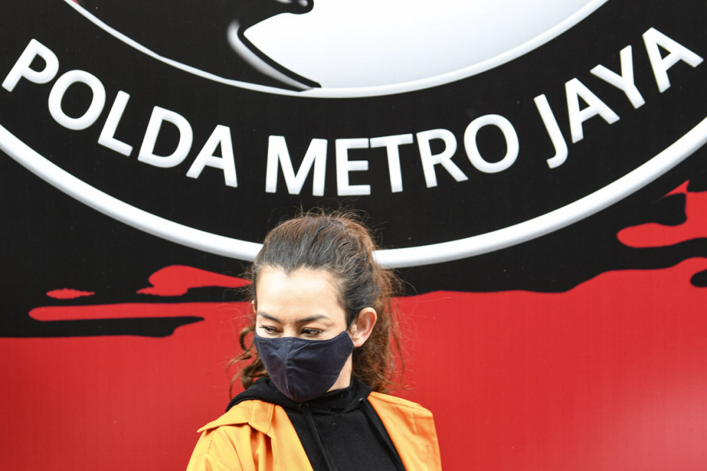 Penyanyi Reza Artamevia berjalan saat rilis kasus pengungkapan tindak pidana narkotika di Polda Metro Jaya, Jakarta.