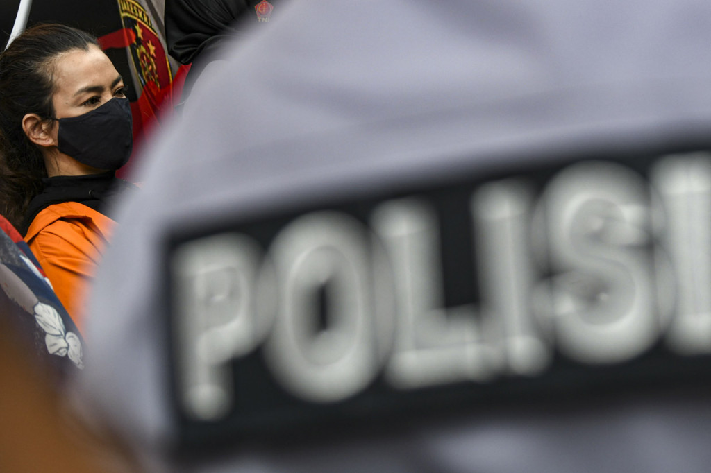 Penyanyi Reza Artamevia dinyatakan positif amphetamine atau terbukti mengonsumsi sabu berdasarkan hasil pemeriksaan urine di Polda Metro Jaya.