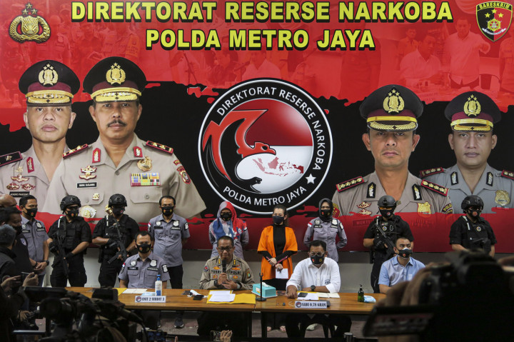 Kabid Humas Polda Metro Jaya Kombes Pol Yusri Yunus (kedua kiri duduk) menunjukkan penyanyi Reza Artamevia (tengah) saat rilis kasus pengungkapan tindak pidana narkotika di Polda Metro Jaya, Jakarta.