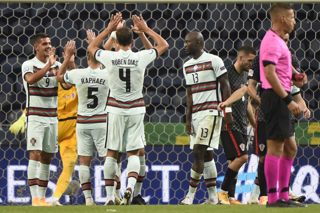 Andre Silva bersama tim melakukan selebrasi usai mencetak gol ke gawang Kroasia.
