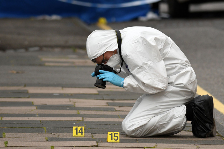 Petugas forensik mengumpulkan bukti di Hurst Walk, menyusul insiden penikaman besar-besaran di pusat kota Birmingham, Inggris.
