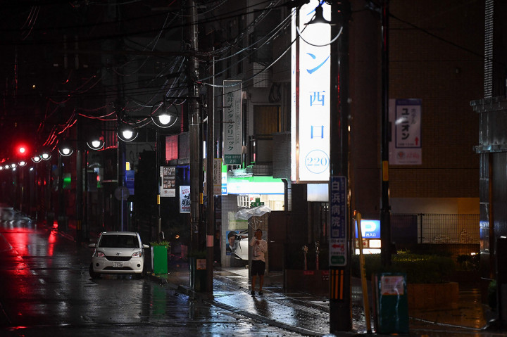 Haishen telah memicu penutupan sejumlah pabrik, sekolah, dan tempat usaha di seantero barat Jepang. AFP Photo/Charly Triballeau