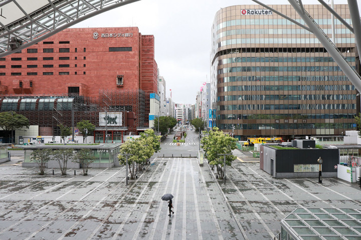 Ratusan penerbangan dan jadwal kereta api juga dibatalkan akibat topan tersebut. AFP Photo/Jiji Press