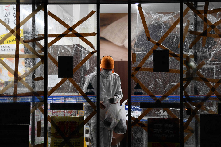 Seseorang meninggalkan toko yang dibarikade saat Topan Haishen di Kagoshima, Jepang. AFP Photo/Charly Triballeau
