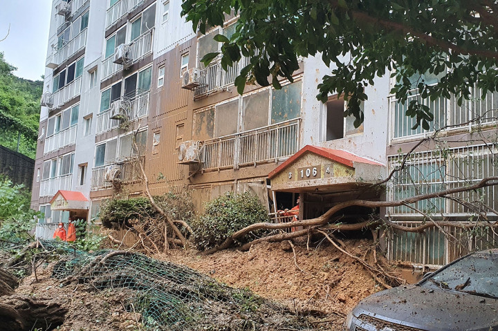 Haishen tiba beberapa usai usai Maysak, salah satu topan terkuat di kawasan dalam beberapa tahun terakhir. AFP Photo/Geoje City Hall