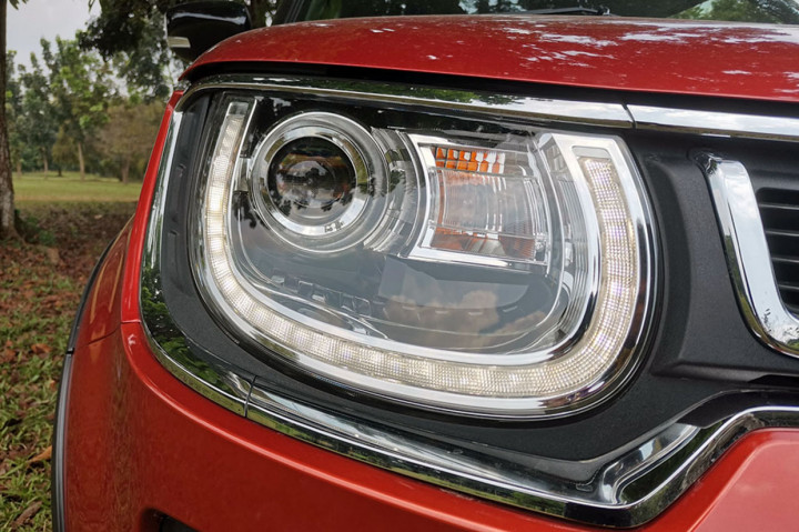 Lampu depan masih menggunakan lampu model proyektor, dikombinasikan day running light berteknologi LED berbentuk U-Shape.
