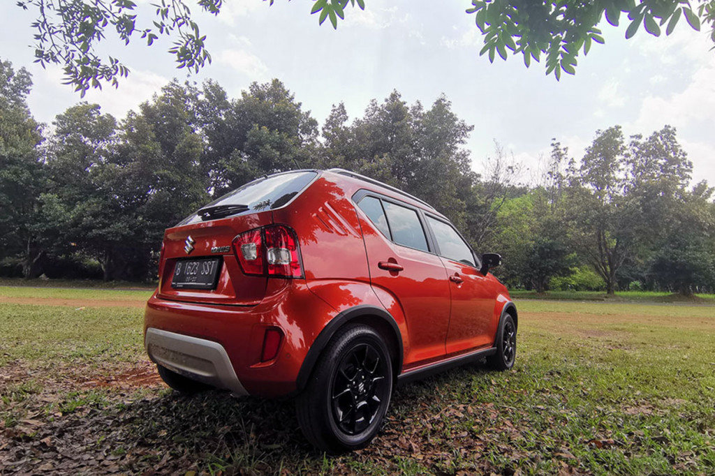 Sektor belakang juga mendapatkan penyesuaian berupa bumper dengan rear reflector dan diffuser menegaskan kesan sporty.
