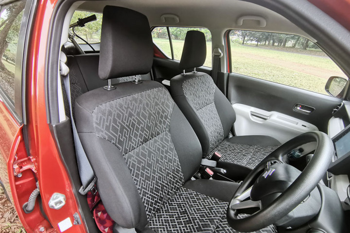 Pembaruan di sektor interior adalah seat cover baru berbahan fabrik, memberikan nuansa baru di kabin.
