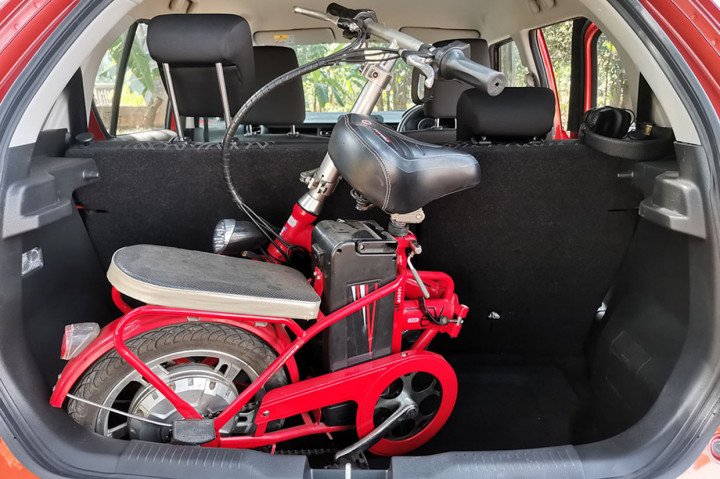 Bagian bagasinya mampu menampung satu sepeda lipat dan beberapa tas untuk menunjang olahraga bersepeda yang belakangan ini marak dilakukan oleh masyarakat Indonesia.