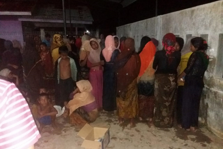 Ratusan imigran asal Rohingya yang terdiri dari anak-anak, wanita, dan pria dewasa yang menumpangi sebuah kapal kayu terdampar dan mendarat di pinggir Pantai Ujong Blang, Banda Sakti, Kota Lhokseumawe, Aceh, pada Senin 7 September 2020, pukul 00.40 WIB.