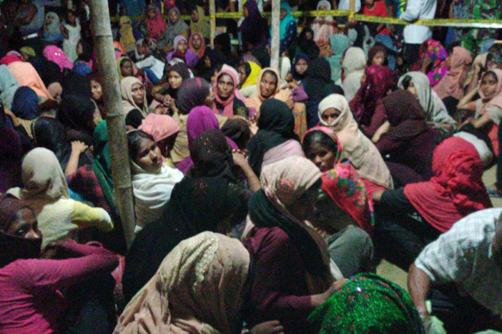 Ratusan imigran asal Rohingya dikumpulkan disebuah pondok usai terdampar dan mendarat di pinggir Pantai Ujong Blang, Banda Sakti, Kota Lhokseumawe, Aceh.