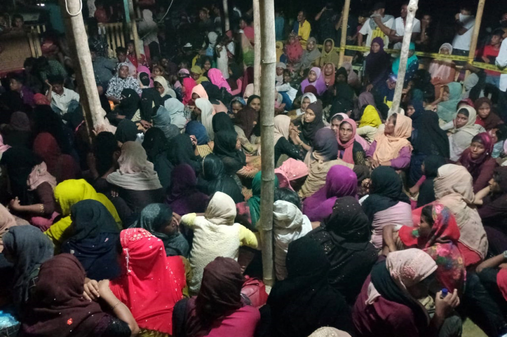 Oleh tim gabungan dan masyarakat para imigran rohingya ini kemudian ditempatkan sementara di salah satu pondok tak jauh dari bibir pantai.