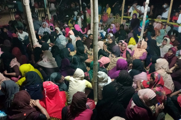 Oleh tim gabungan dan masyarakat para imigran rohingya ini kemudian ditempatkan sementara di salah satu pondok tak jauh dari bibir pantai.