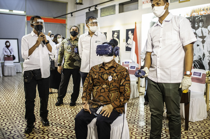 Kepala Staf Kepresidenan Moeldoko (kedua kanan) didampingi Direktur Utama Perum LKBN Antara Meidyatama (ketiga kanan) dan Kurator GFJA Ismar Patrizki (kiri) menggunakan kacamata virtual reality (VR) dalam pembukaan dan peluncuran tur virtual Pameran Fotografi dan Grafis Indonesia Bergerak: 1900 - 1942 di Galeri Foto Jurnalistik Antara (GFJA), Jakarta.