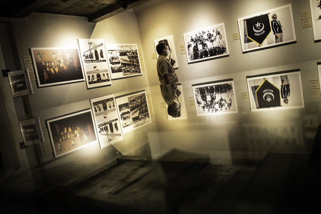 Petugas keamanan mengamati karya yang ditampilkan dalam Pameran Fotografi dan Grafis Indonesia Bergerak: 1900 - 1942 saat pembukaan dan peluncuran tur virtual di Galeri Foto Jurnalistik Antara (GFJA), Jakarta