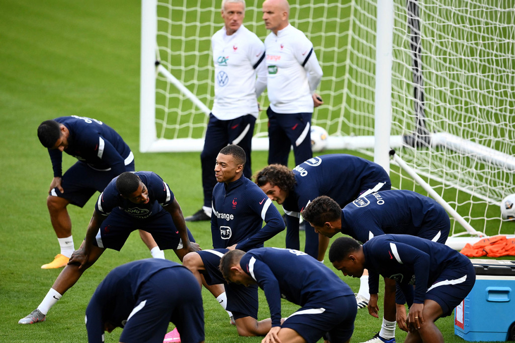 Mbappe adalah pemain keempat yang ditarik dari skuad Prancis setelah tes covid-19 dinyatakan positif. Sebelumnya, Paul Pogba, Houssem Aouar dan penjaga gawang Steve Mandanda terpaksa meninggalkan kamp karena positif covid-19.