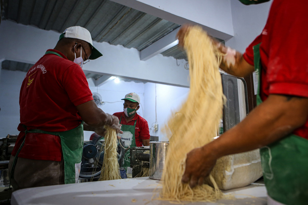 Pekerja menyelesaikan proses pembuatan mie di rumah produksi Mie Karya Abadi, Ciledug, Kota Tangerang, Banten, Senin, 7 September 2020. 
