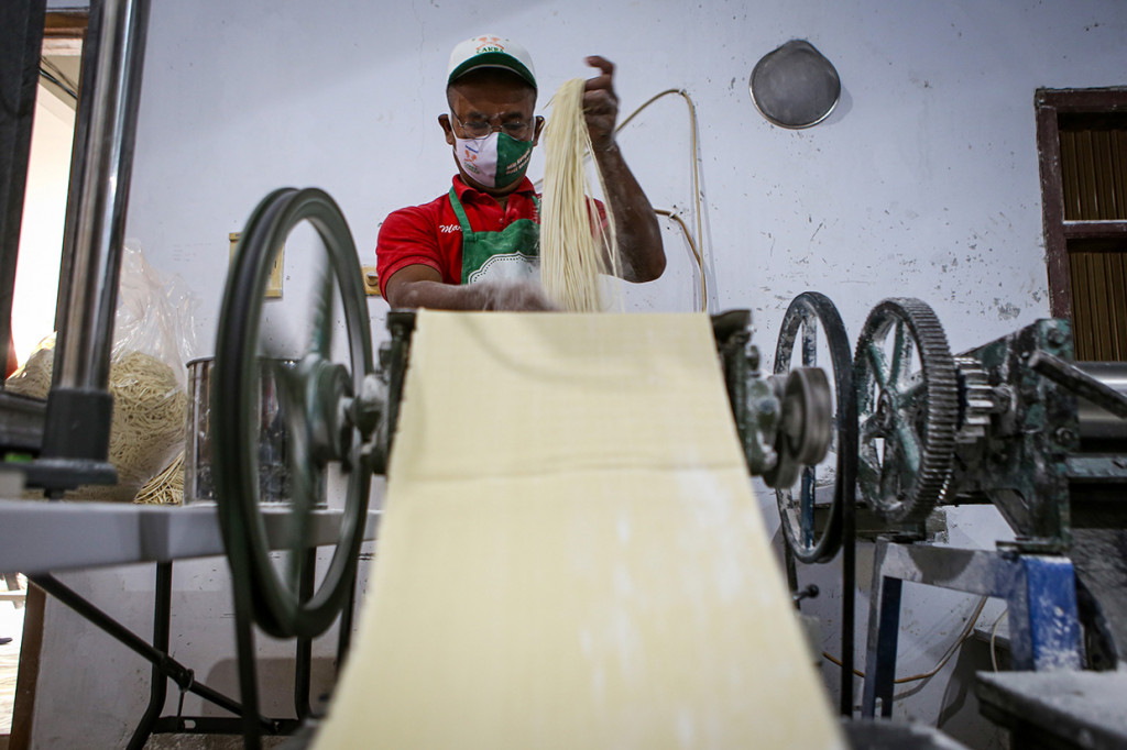 Menurut pemilik, produksi mi di tempat tersebut menurun dari 1,5 ton per hari menjadi satu ton per hari akibat pandemi covid-19.