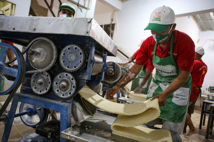 Pekerja menyelesaikan proses pembuatan mie di rumah produksi Mie Karya Abadi, Ciledug, Kota Tangerang, Banten.