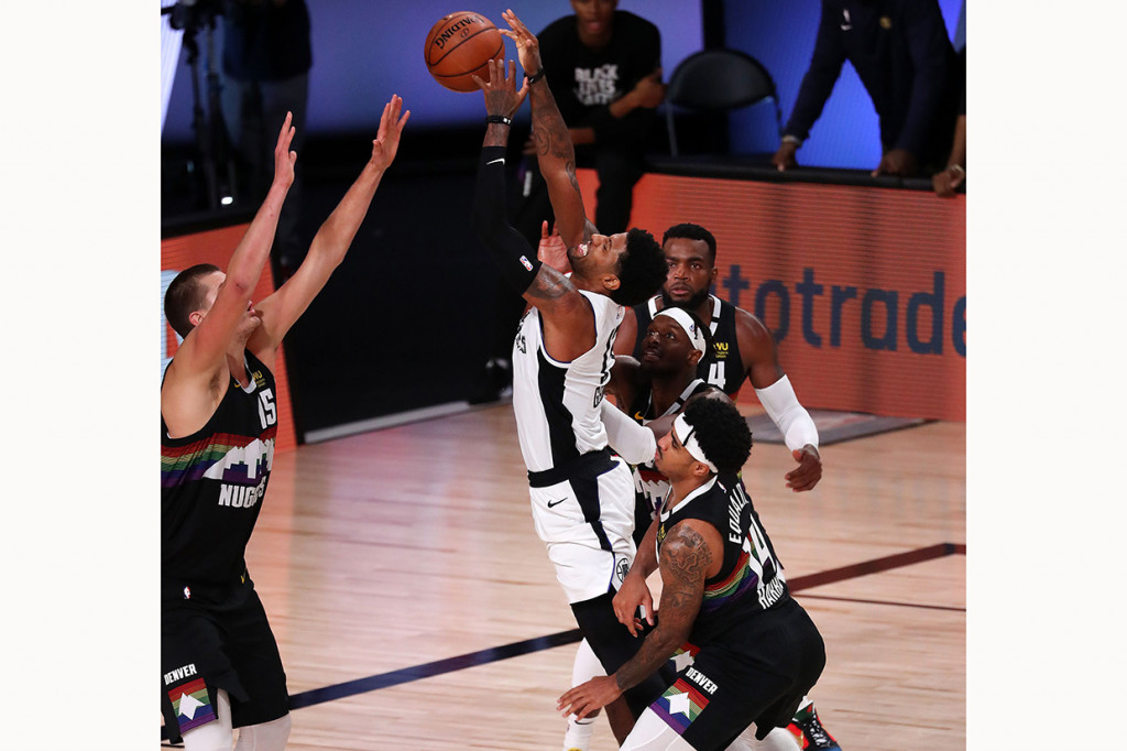 Paul George mencetak 32 poin dan Kawhi Leonard menyumbangkan 23 poin ketika Los Angeles Clippers mengalahkan Denver Nuggets 113-107, Selasa, 8 September 2020 WIB. Clippers untuk sementara memimpin 2-1 dalam seri playoff semifinal Wilayah Barat.