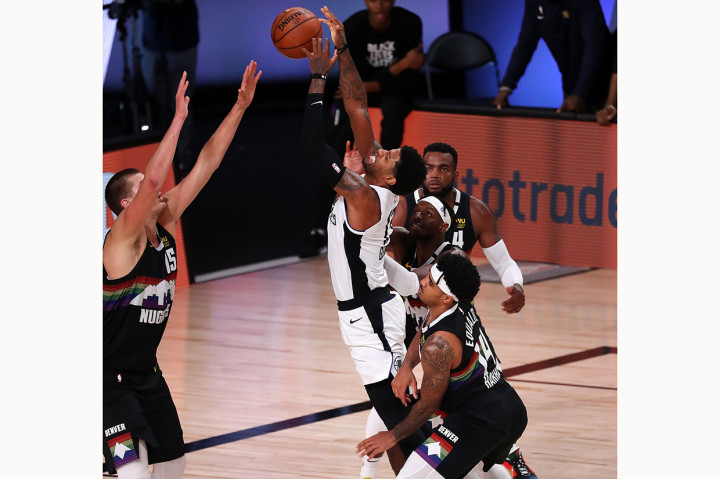 Paul George mencetak 32 poin dan Kawhi Leonard menyumbangkan 23 poin ketika Los Angeles Clippers mengalahkan Denver Nuggets 113-107, Selasa, 8 September 2020 WIB. Clippers untuk sementara memimpin 2-1 dalam seri playoff semifinal Wilayah Barat.