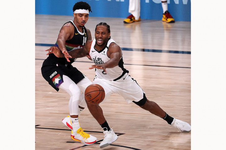 Clippers sempat tertinggal sampai sejauh 12 poin pada paruh pertama namun bisa melaju dan tinggal mencatat dua kemenangan lagi agar sampai ke final Wilayah Barat. Leonard mencatat rebound tertinggi pada laga ini dengan 14 rebound dan mempersembahkan assist terbanyak tim dengan enam assist.