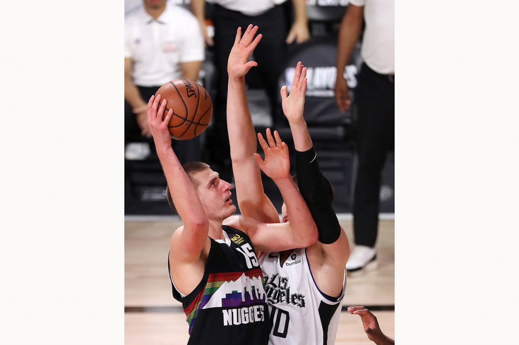 Nikola Jokic mengkreasi 32 poin, 12 rebound, dan delapan assist ketika Michael Porter Jr mempersembahkan 18 poin dan 10 rebound setelah masuk dari bangku cadangan untuk Nuggets. Jokic menjadi pemain pertama dalam sejarah Nuggets tampil pada 14 pertandingan playoff dengan mengemas paling sedikit 20 poin dan 10 rebound.