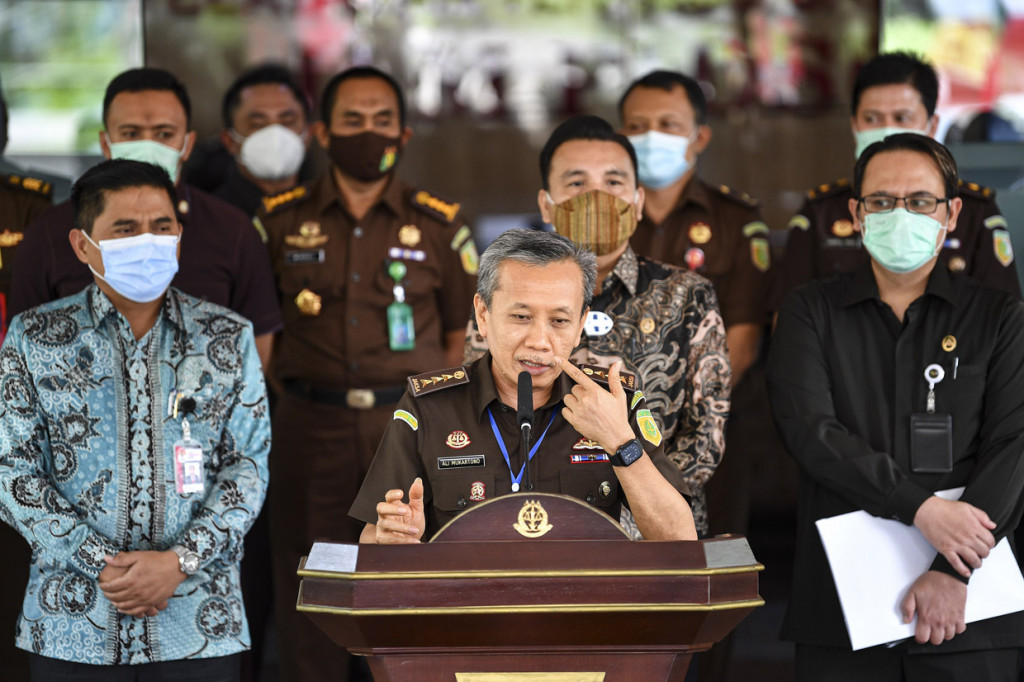 Jaksa Agung Muda Pidana Khusus (Jampidsus) Ali Mukartono (tengah) memberikan keterangan kepada wartawan di Kejaksaan Agung, Jakarta.