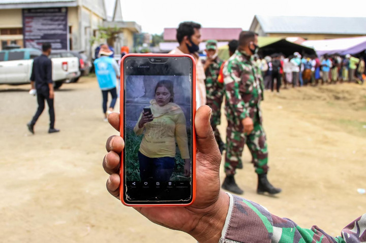 Petugas keamanan menunjukkan gambar salah satu pengungsi etnis Rohingya yang kabur dari tempat penampungan Balai Latihan Kerja (BLK) Desa Meunasah Mee Kandang, Lhokseumawe, Aceh, Selasa, 8 September 2020.