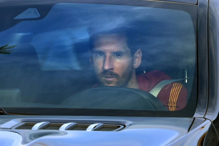 Messi terlihat tiba di Joan Gamper Ciutat Esportiva di Sant Joan Despi, dan Barca memposting foto di media sosial sekitar 18:30 (16:30 GMT) saat La Pulga berlatih dengan bola. Barca memastikan Messi memulai dengan latihan sendiri, sejalan dengan protokol La Liga.