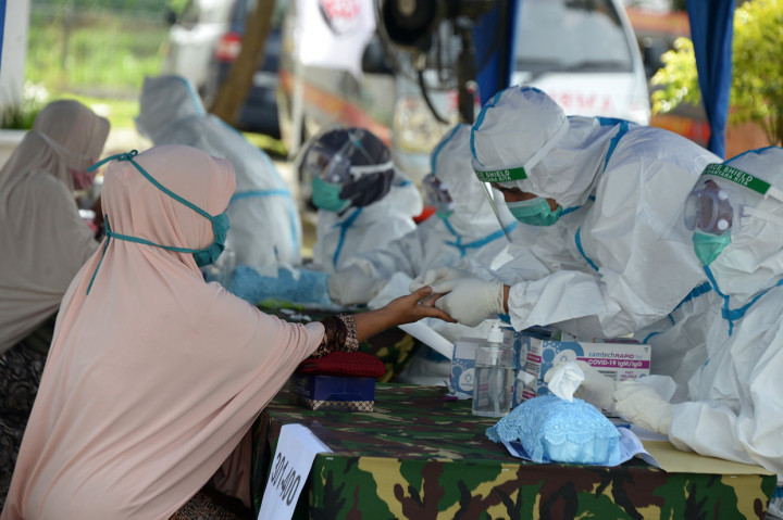 Rapid Test masal warga desa, dan sosialisasi protokol kesehatan dilanjutkan bhakti sosial pembagian sembako oleh TNI AU di daerah tersebut dalam rangka mencegah penyebaran Covid-19.