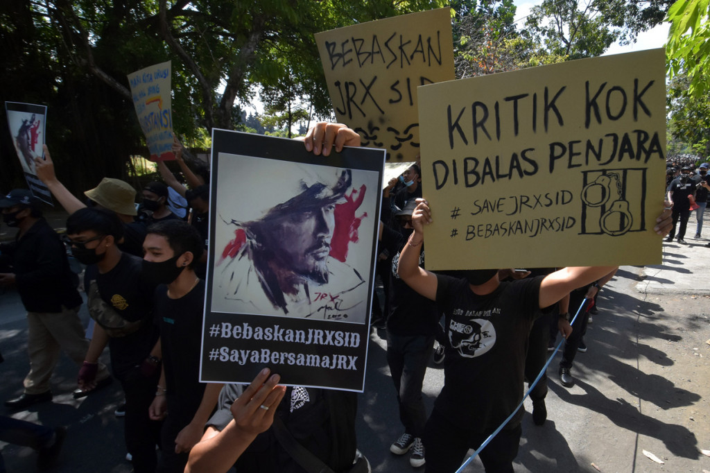 Ribuan pengunjuk rasa meneriakkan yel-yel dalam aksi terkait proses hukum drummer grup musik Superman is Dead (SID) I Gede Ari Astina alias Jerinx di Denpasar, Bali.