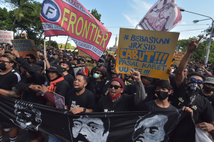 Ribuan pengunjuk rasa menuntut Pengadilan Negeri Denpasar membebaskan Jerinx dari semua dakwaan serta menuntut Presiden dan DPR RI untuk mencabut pasal pidana UU ITE karena dinilai sebagai bentuk kriminalisasi dan pemberangusan terhadap kebebasan mengeluarkan pendapat.