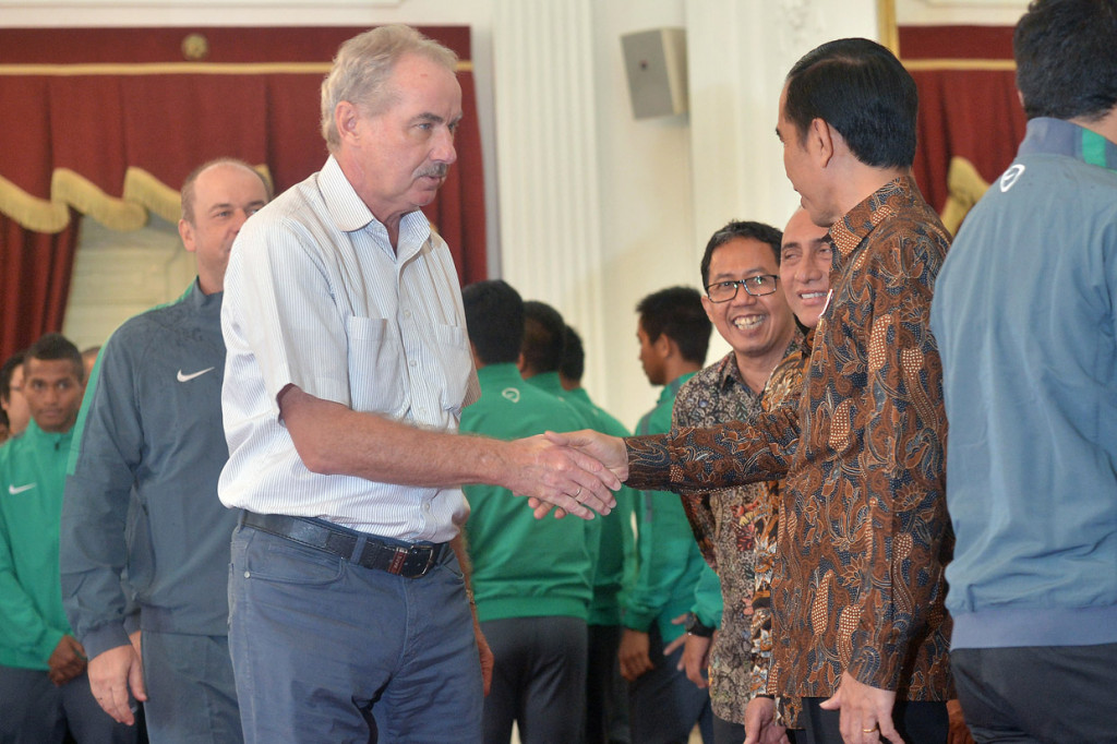 Presiden Joko Widodo (kanan) menyambut Pelatih Tim Nasional Sepakbola Indonesia Piala AFF Alfred Riedl (kiri) saat dijamu di Istana Merdeka, Jakarta, Senin, 19 Desember 2016. ANTARA Foto/Yudhi Mahatma