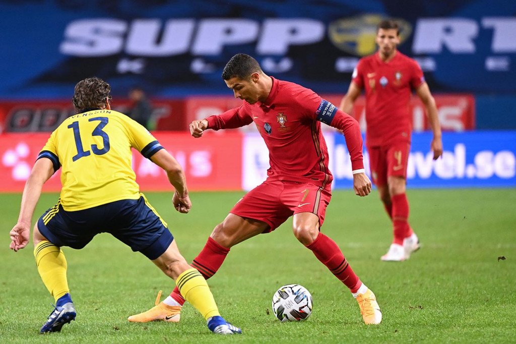 Melewatkan laga pertama kontra Denmark karena kakinya tersengat lebah, Ronaldo agaknya tak sabar untuk melampaui capaian 100 gol bersama Portugal.