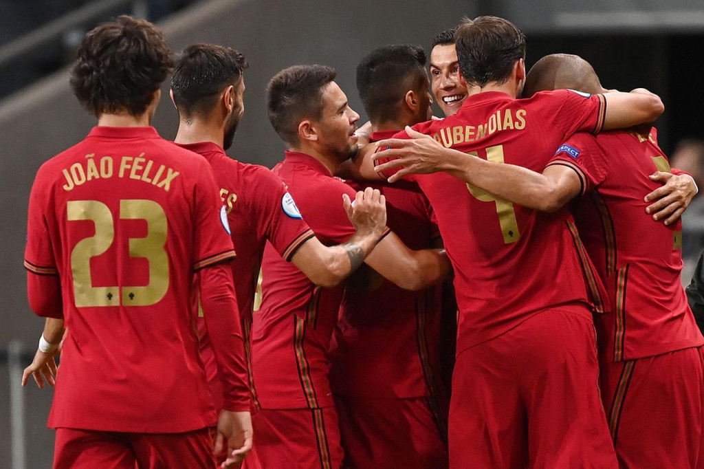 Ronaldo melakukan selebrasi bersama rekan-rekan setimnya.