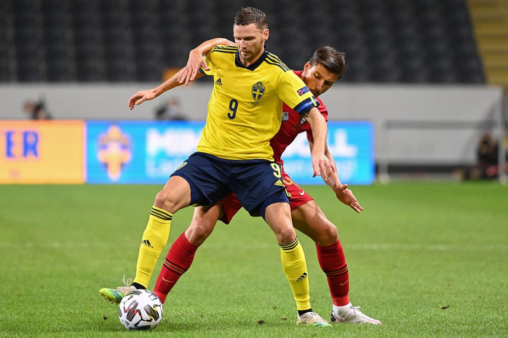 Tertinggal dua gol tuan rumah berusaha memperkecil ketertinggalan. Namun tak ada gol yang tercipta hingga laga usai. 